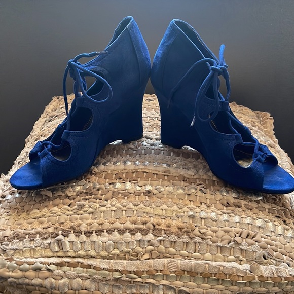 Madden Girl lace up wedge royal blue sandals! - Picture 3 of 4